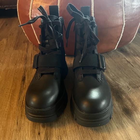 NWOT UGG Ashton Lace Up Boots - Picture 3 of 14